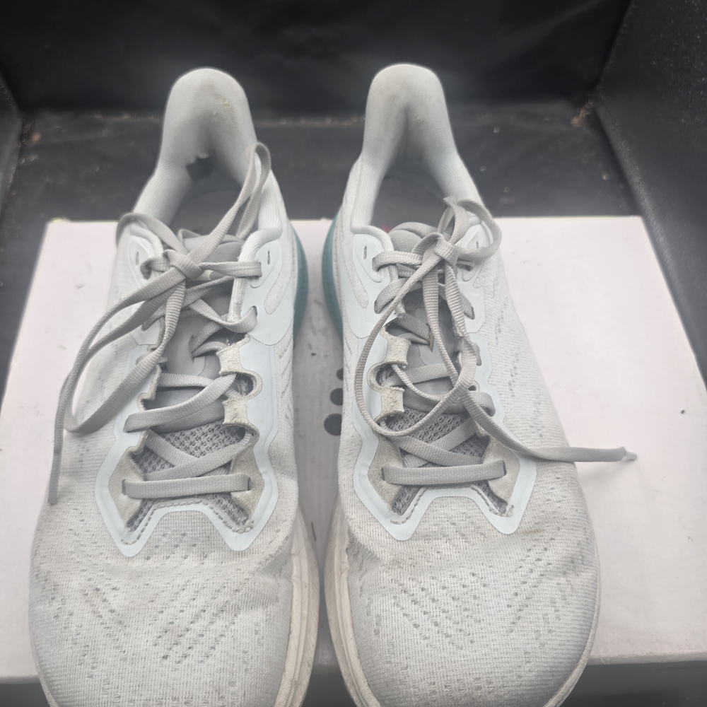 Altra Athletic Shoes in‎ Light Gray and White